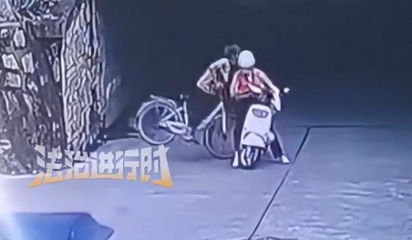 国睿信配 老人骑车撞直行电动车，倒地后还咒骂对方，反诬对方逃逸，被撞女子：赔了1800